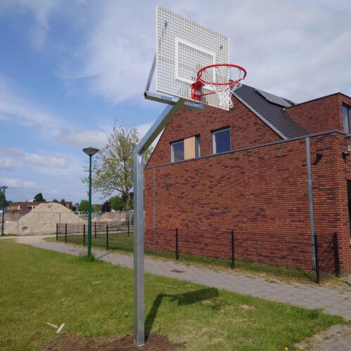 Basketbalpaal model Classic 90 Basketbalpaal voor speel- en schoolplein model Classic. Hier uitgevoerd met wit roosterbord.